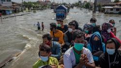 Pasien dan Tenaga Kesehatan Menembus Banjir Jalur Pantura dengan Truk Evakuasi