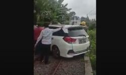 Honda Mobilio Ditabrak Kereta Api dan Terseret 100 Meter di Cilegon, Pengemudi Hanya Lecet<