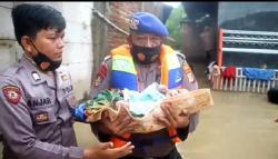 Dramatis, Kasat Polair Polresta Cirebon Evakuasi Bayi dari Lokasi Banjir