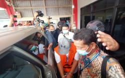 Pakai Rompi dan Tangan Diborgol, Wabup OKU Terpilih Menuju Lokasi Pelantikan<
