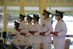 Sultan Lantik Tiga Bupati dan Wakil Bupati di Kepatihan