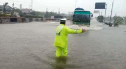 Makin Parah, Jalur Pantura Kaligawe Semarang Terendam Banjir 1 Meter<