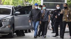 Pakai Topi dan Jaket Hitam, Gubernur Sulsel Nurdin Abdullah Dibawa KPK