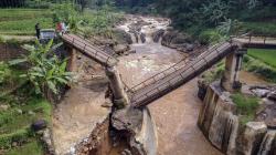 Penampakan dari Udara Jembatan Kalipetung Batang Roboh Terkikis Air