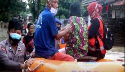 Video Puluhan Warga di Cirebon Dievakuasi akibat Rumah Terendam Banjir