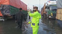 Jalur Pantura Kaligawe Semarang Masih Banjir, Paling Parah di Bawah Ujung Tol  <
