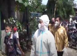 Video Perempuan Bagi-Bagi Uang ke Warga Duren Sawit, Jaktim
