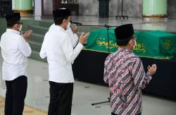 Presiden Jokowi Salatkan Jenazah Artidjo Alkostar di Sela Kunker ke Yogyakarta