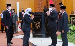 Hadiri Sertijab, Ini Pesan Khofifah untuk Wali Kota Surabaya Eri Cahyadi 