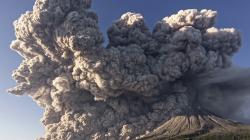 Penampakan Gunung Sinabung Erupsi Keluarkan Abu Vulkanik Setinggi 5.000 Meter