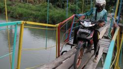 Jembatan Penghubung Dua Desa di Kolaka Utara Rusak