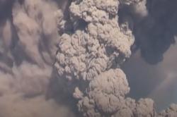 Video Gunung Sinabung Luncurkan Awan Panas