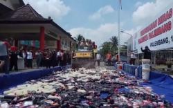 Petugas Sita 783 Botol Miras di Tangsel, Belasan Pemandu Lagu Dipulangkan 