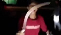Remaja Bergerombol Acungkan Celurit di Karawang Viral di Sosmed<