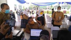 350 Pejabat Publik-Tokoh Agama di Kota Bandung Disuntik Vaksin Covid-19<