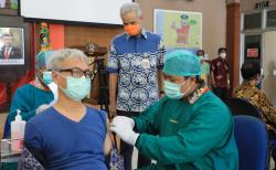 Vaksinasi Lansia di Jateng Dimulai, Ganjar: Mudah-mudahan Lancar