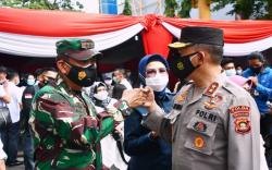 2 Jenderal Saksikan Vaksinasi Pedagang di Palembang, Ini Harapan Herman Deru   <
