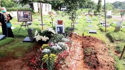 Jenazah Rina Gunawan Dimakamkan Satu Liang Lahat dengan sang Ayah