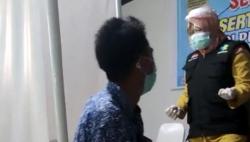 Kocak, Petugas Imunisasi Ini Takut Disuntik Vaksin Sampai Dibujuk Chip Game Online 