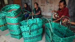 Kerajinan Tas dan Pot Bunga Berbahan Limbah Janur Plastik Produksi Klaten