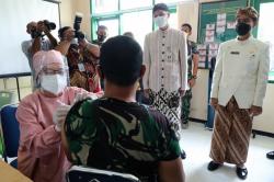 Canda Ganjar ke Anggota TNI: Pilih Disuntik Vaksin apa Dikirim Perang?