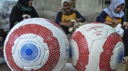 Imah Kolot Cisaga Produksi 15 Bola per Minggu