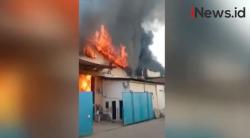 Video Gudang Penyimpanan Biji Plastik Terbakar di Tangerang