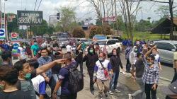 Bentrok Kubu AHY dan KLB Demokrat Sebabkan Satu Warga Luka<