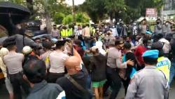 Demo Otsus Papua di Semarang Ricuh, 30 Orang Diamankan Polisi