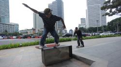 Bermain Skateboard di Trotoar Jakarta, Dilarang Mengganggu Pejalan Kaki