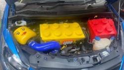 Lucu, Cover Mesin Mobil Ini Dibuat Berbentuk Lego