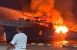 KM Fajar Baru 8 Terbakar di Dermaga Pelabuhan Rakyat Sorong, ABK Loncat ke Laut