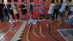 Aksi Brutal Geng Motor Serang Kos-Kosan di Cianjur Terekam CCTV<