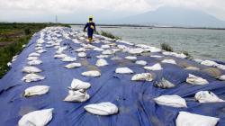 Antisipasi Ambles, Tanggul Lumpur Lapindo Ditutup Terpal Sepanjang 150 Meter