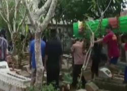 Video Pemakaman Satu Keluarga Tewas Tertimpa Pohon di Pemalang