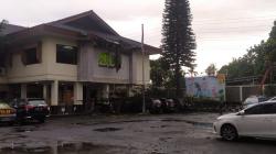 Diterpa Hujan Deras Disertai Angin, Pohon Tumbang Timpa Atap Kantor BPN Jabar<