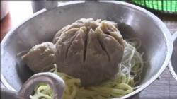 Ada-Ada Saja, Warung Ini Sajikan Mi Ayam dan Bakso Pakai Wajan 