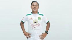 Samsul Arif Siap Mainkan Tugas Ganda di Persebaya Surabaya