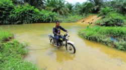 Akses Jalan Desa Terpencil di Sumatera Barat Rusak Parah