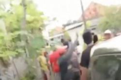 Video Buronan Narkoba di Sampang Ditangkap, Mobil BNN Dirusak Warga