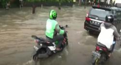 Video Terjangan Banjir di Bali Lumpuhkan Arus Lalu Lintas
