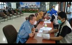 Pejabat di Lahat dan Istri Disuntik Vaksin Covid-19<