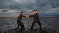 Aksi Dua Pesilat Perguruan Harimau Lalok Menarik Wisatawan di Pantai Pariaman