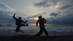 Silek Harimau Lalok, Silat di Pantai Pariaman saat Matahari Terbenam