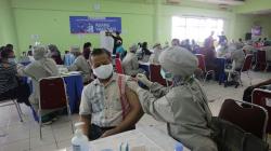 Vaksinasi Covid-19 Pedagang Pasar Tingkatkan Kepercayaan Warga Dharmasraya 