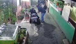 Rekaman CCTV Aksi Curanmor di Kampung Makasar Jaktim