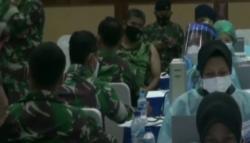 Kowad TNI Ini Menangis dan Histeris saat Divaksin Covid-19