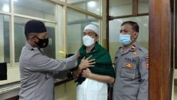 Diberi Tasbih oleh Kiai di Jatim, Pria Ini Nangis Dengar Azan lalu Jadi Mualaf 