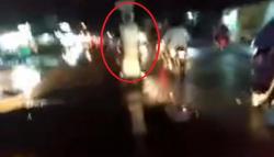 Pocong Berdiri di Tengah Jalan, Pengendara di Karawang Kaget Bukan Kepalang