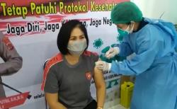 Ratusan Polisi di Gianyar Bali Disuntik Vaksin, Beberapa Ditunda karena Tensi Tinggi